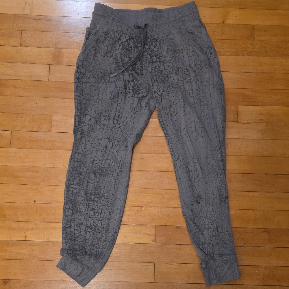 lululemon athletica Charcoal Gray W Black Print Joggers Sz 6
